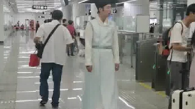 中秋节 中秋节当天，轻轨站工作人员统一穿汉服工作.…