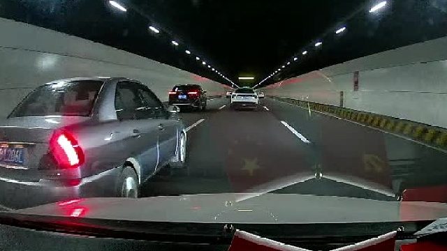 强行变道不可取，最后的结局并不意外