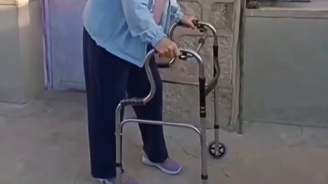 走路不稳肢体僵硬感