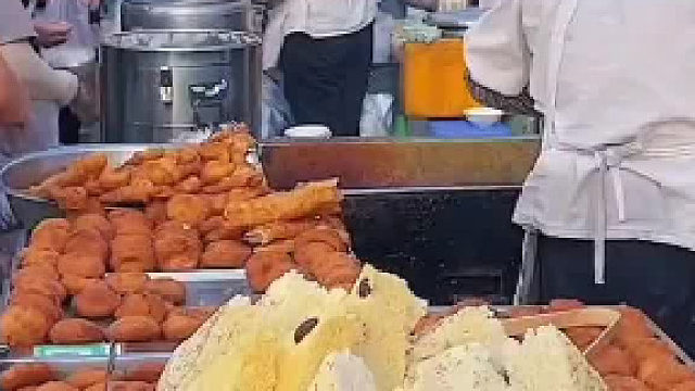 充满烟火气息的东北早市，价格实惠，有滋有味。