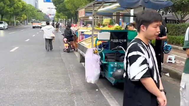 带你看看南方的炸串有多贵，还是路边摊。跟东北没法比。七八个串太贵了，吃不起呀