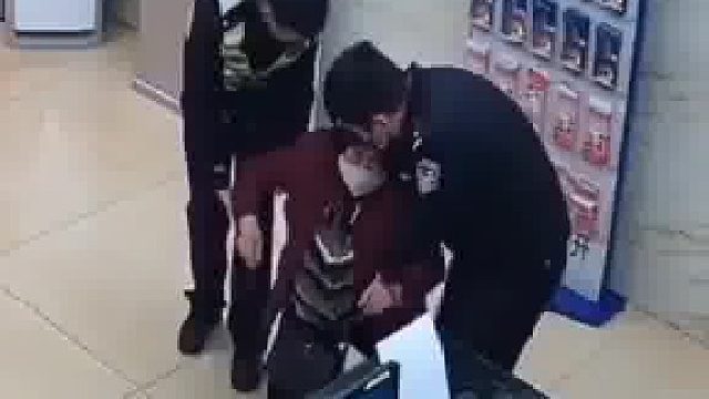 将来他会感谢他母亲的！