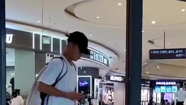 咖啡店门窗没有玻璃，每个进店的顾客反应亮了，网友：空调都是蹭大堂的 大智慧啊