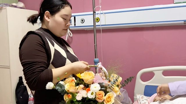 燕子生完孩子住院一家人陪着，妞妞收拾东西看望，看到燕子心疼了