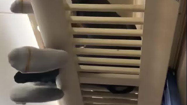 男生躺在火车货物架上被叫下来，乘客才发现自己头顶上睡了个大学生