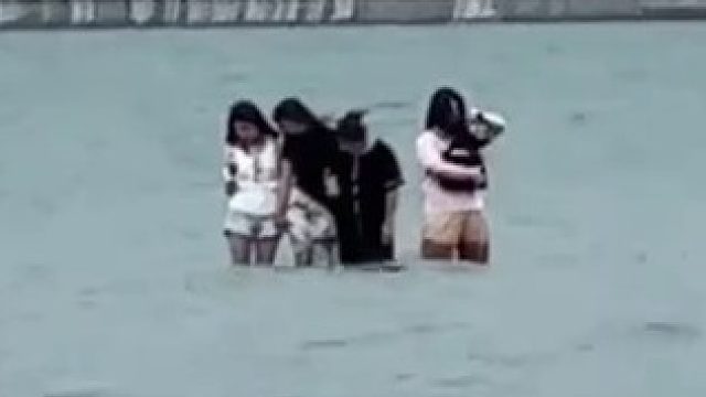 四名女孩遇到涨潮被困海中，消防员及时救援成功