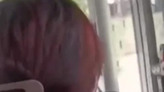 女子在公交车上唱歌，唱完后向乘客索要费用，目击者：她说听了她唱歌的人都要给钱