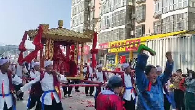 新娘结婚，婆家请人颠花轿，网友：传统的厚重总是震撼着我