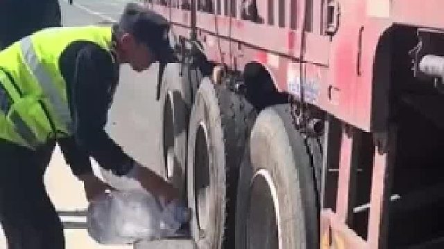 轮胎冒烟司机浑然不知，交警及时发现消除隐患