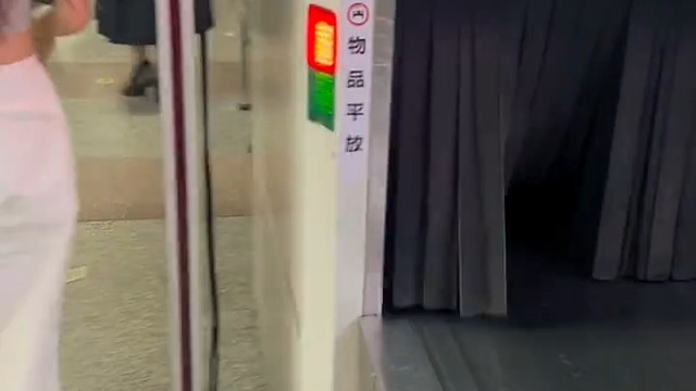 地铁安检员会被小姐姐整懵逼！