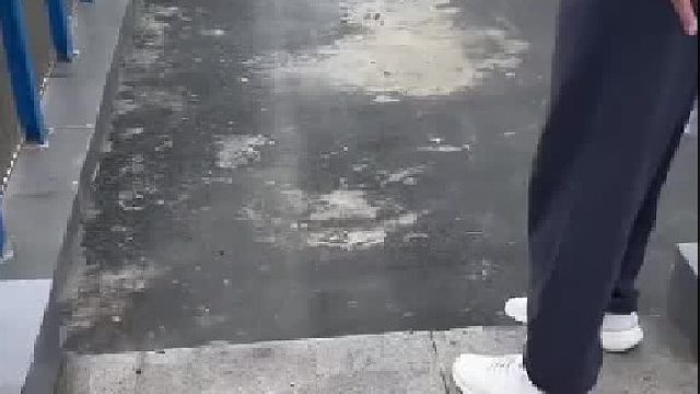 男子散步发现1.5米落差断头路，自费购买6个警示反光锥拉好警戒线