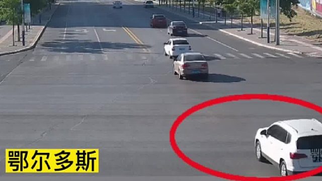 闯红灯还强行超车？