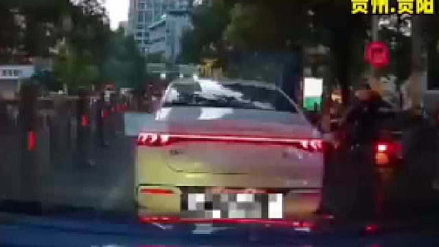 因变道受阻小汽车多次故意急刹、“别车”，惹怒出租车司机“你再刹我撞上来了”