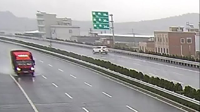小车在雨天高速行车打滑连撞防护栏！