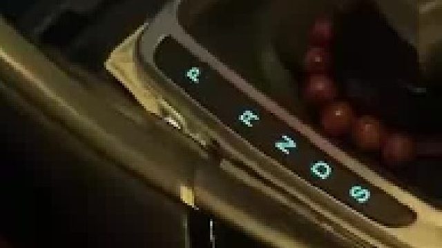 轿车在服务区停了一下，要走发现挂挡没反应，车主：这是怎么回事