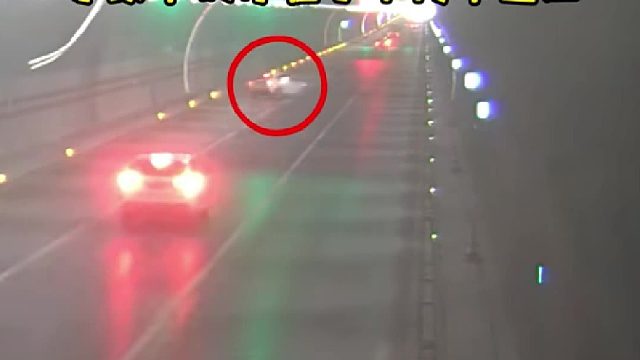 白色轿车因操作不当撞上右侧的水泥沟！