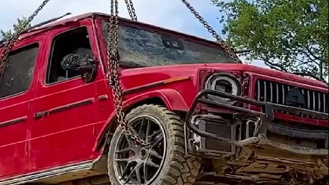 这真是抽疯毁车的新高度……