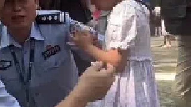 走丢萌娃被问家在哪，回答“我是中国的”。