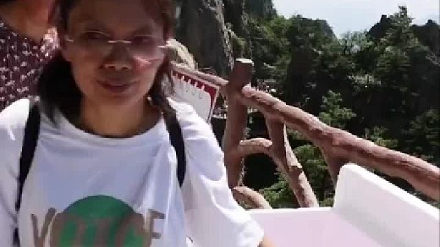 53岁女背山工看到免费的降温冰糕...