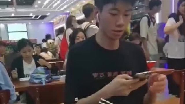 网友：被亲的时候人都愣了该！