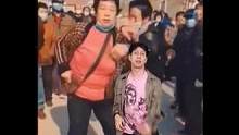 #誰教他這么扒舞的 一個人跳出了兩個人的架勢#跳舞 #扒舞
