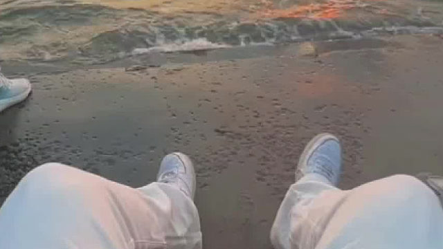 男子来海边看日出，好消息：风景绝佳，坏消息：在景里了