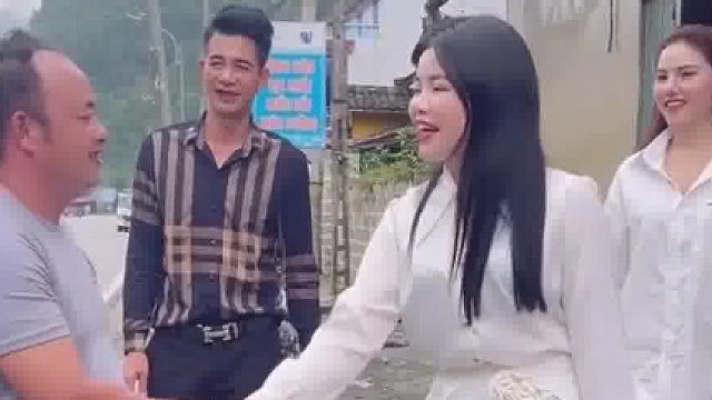 中国大叔携3亿越南盾去往越南讨媳妇，三个女儿都想嫁，大叔实在不好选择