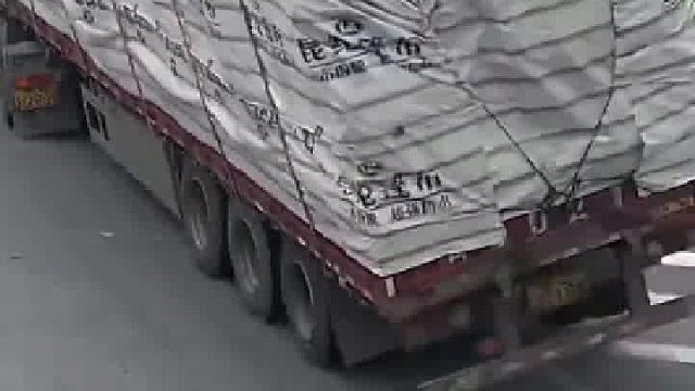 半挂车弯道侧翻，对向来车都有阴影了