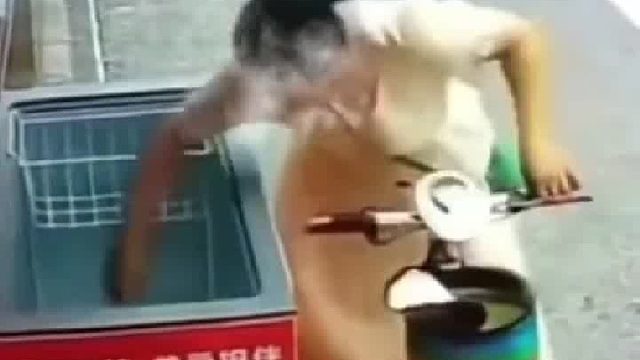 频繁从公益水箱中拿取免费矿泉水，路过男子看见立刻上前制止...