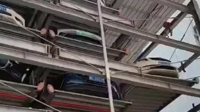 车主第一次停立体车库就翻车了