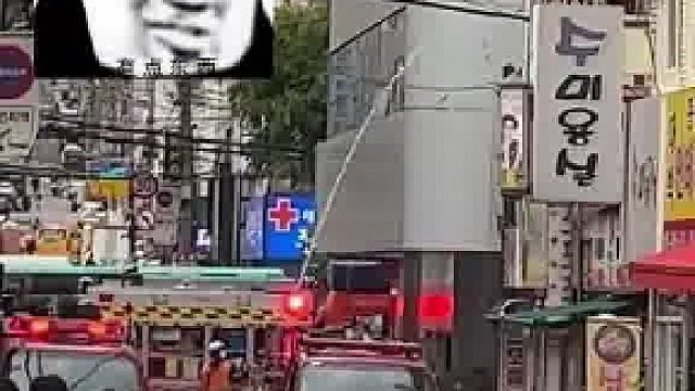 网友在韩国拍到这一幕，一栋楼楼顶着火消防员到场，直到看见消防车喷出的水柱……网友：还别说尿得挺高