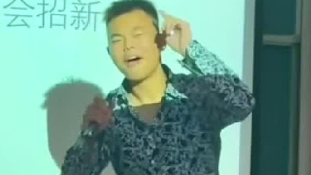 社牛大一新生自我介绍！他一定很爱干净，不然怎么用颜面扫地