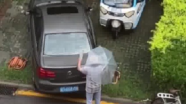 老年代步车被斜停车堵住，老人拿瓶子砸车提醒车主