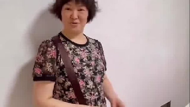 老人过世在屋内留下好多财务