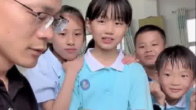 老师当着孩子的面吃蛋糕，看把孩子馋的。