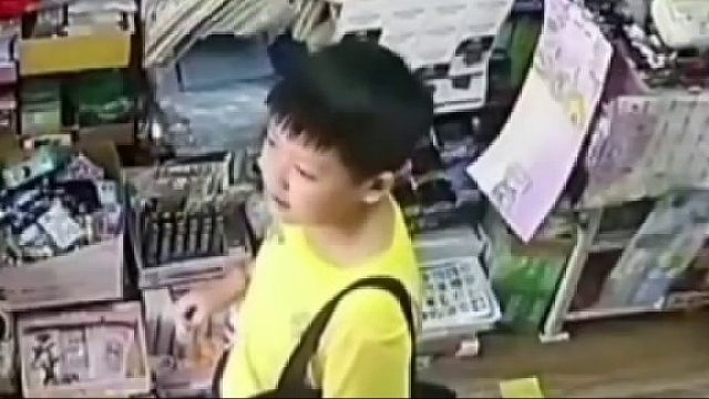 两男孩进店欲换零钱坐公交，老板没给换却给了孩子零钱