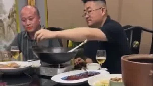 领导夹菜时转桌，看手势明天要给你涨工资