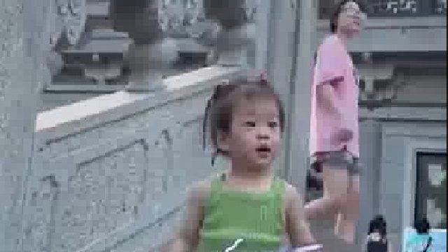 妈妈不知道台阶烫，让萌娃坐下。宝宝：让我坐下肯定有她的道理