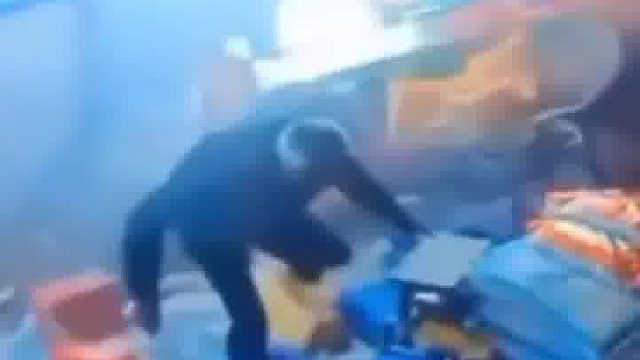 搅拌车失控侧翻砸向店门口，坐在门口闲聊的三人险些被压