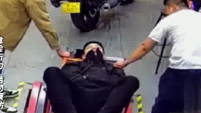 男子熟睡被损友连人带椅抬走，醒来后直接看傻眼