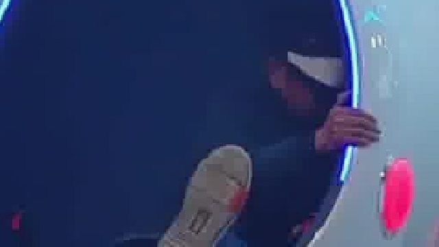 大爷沉浸式体验VR游戏，不料被路过群众围观“摘下眼镜发现现实比虚拟更恐怖”