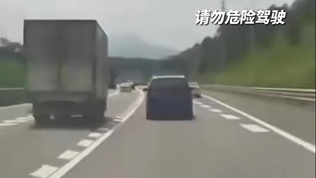 一轿车突然在高速出口变道，旁边车辆避让时造成多车相撞！