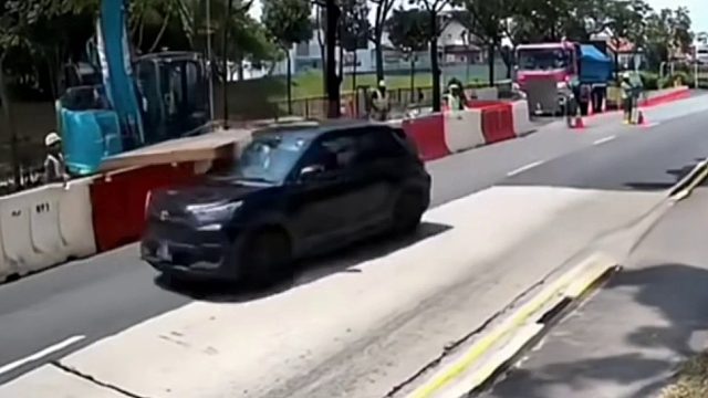 这样在马路作业要注意周围车辆，做好周围安全西标记！