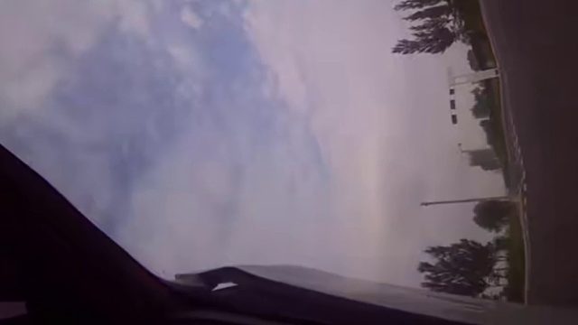 直行闯红灯发生碰撞致车辆侧翻！