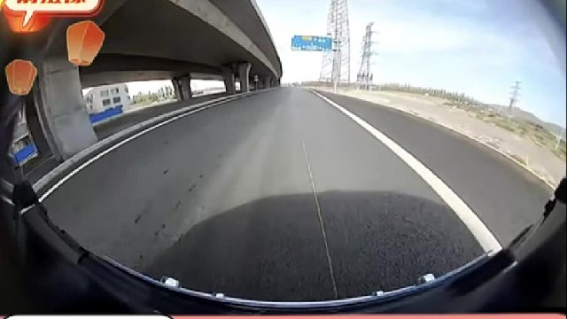 两车路口猛烈相撞，180度翻转后回正！