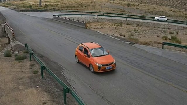 大意司机任性转弯，重型货车极限躲避！