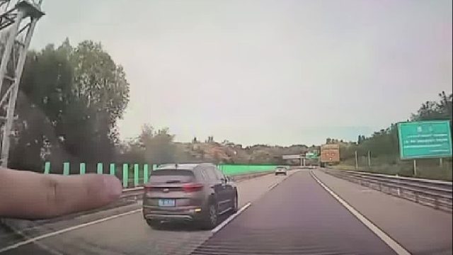 就是这辆车违规开车和后车发生事故！