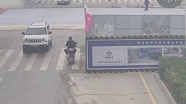 视线盲区多留心，减速慢行多观察！