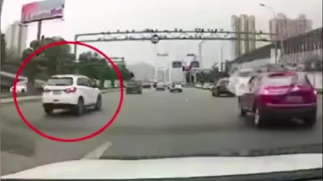 后车车速稍慢，前车不依不饶跟后车斗气！