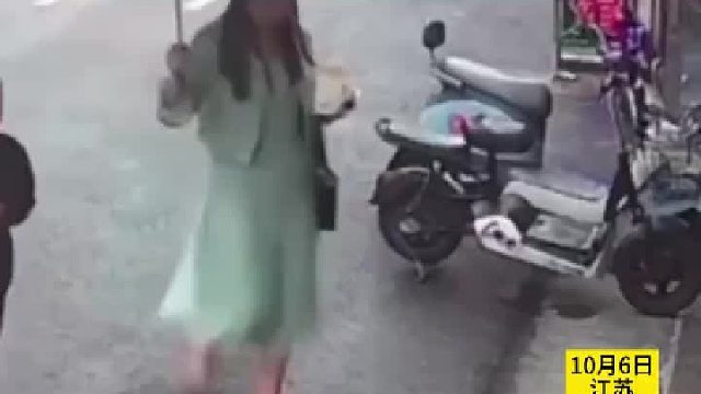 女子带着孩子摸路边陌生的狗 狗突然攻击女子 脸部被撕咬 当场倒地哀嚎